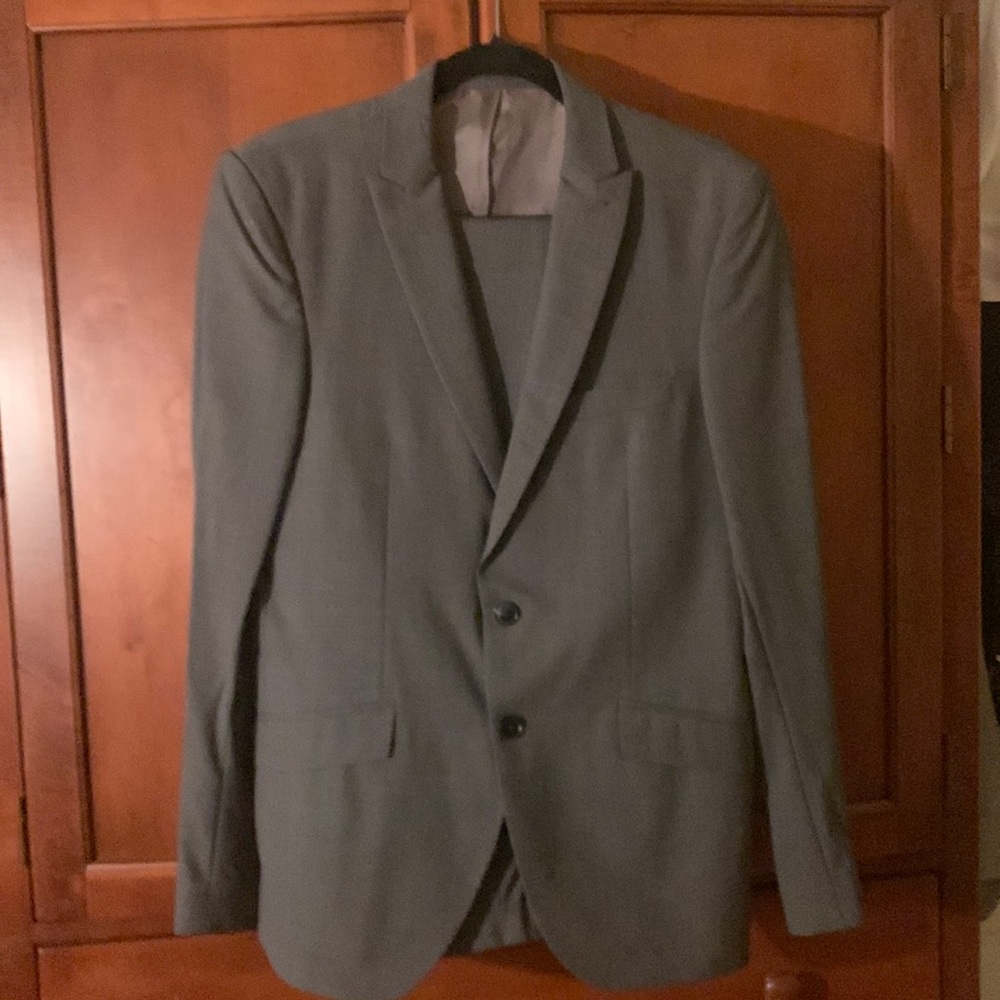 Grey 2 button suit Italian style suit. 36R pants 30W x 31L. Made in Turkey.